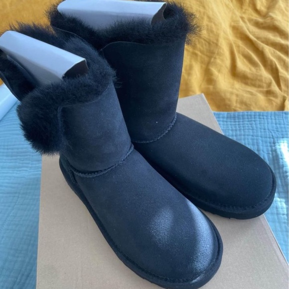 NEW 6 AUTHENTIC UGG Women's Bailey Button II Boot, Black, 6 - Picture 1 of 10